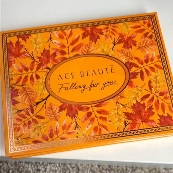 Vibrant Eyeshadow Palette with Bold Colors - Picture 2 of 3